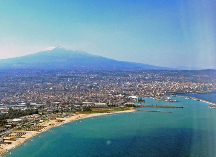 1200px-Catania-Etna-Sicilia-Italy-Castielli_CC0_HQ1